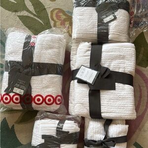 Threshold Quick Dry Bath Towels in white